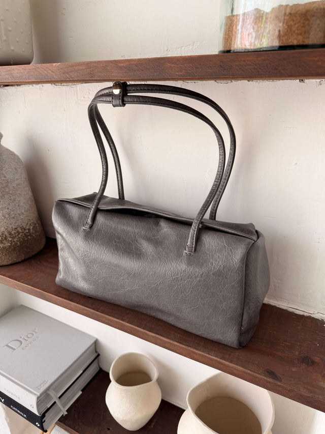 Tote Bag Ecopele cinza com alças práticas em ambiente decorativo