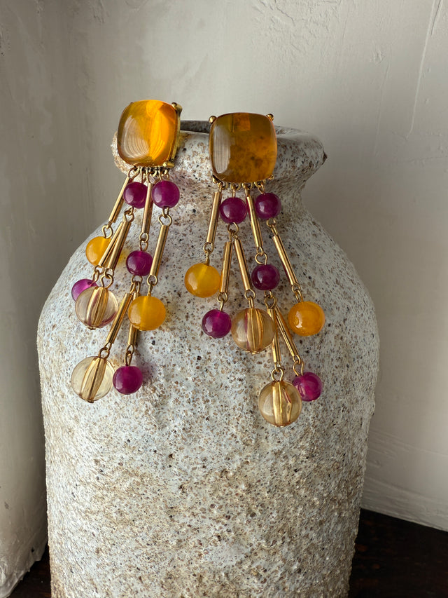 Brincos em resina com missangas coloridas e detalhes dourados, estilo boho elegante.