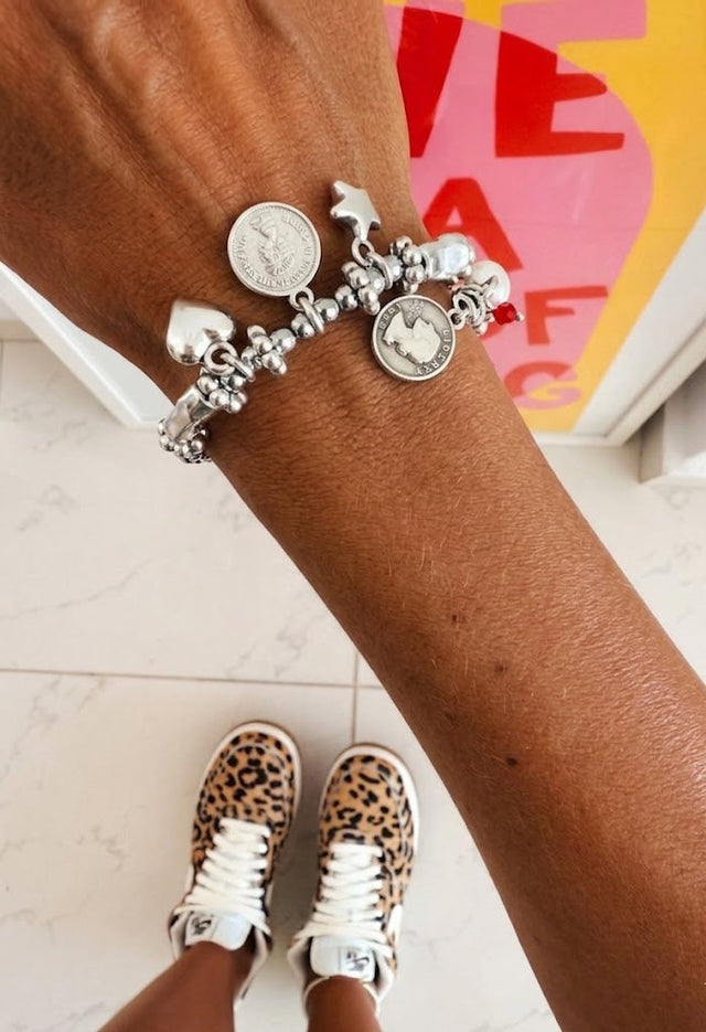Pulseira de Corda Ajustável em Prata com Pendentes Corações e Estrelas
