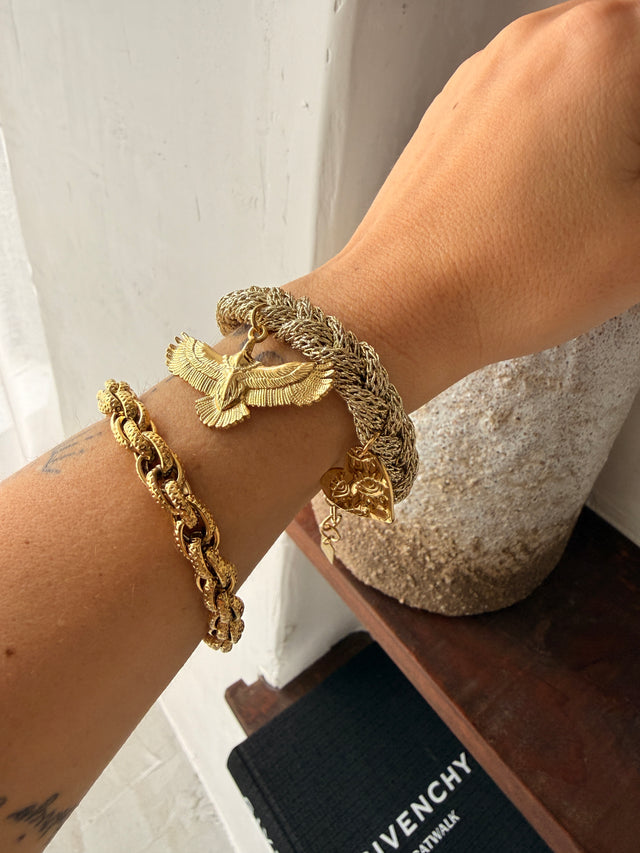 Pulseira Múltipla em Malha Com Pendentes