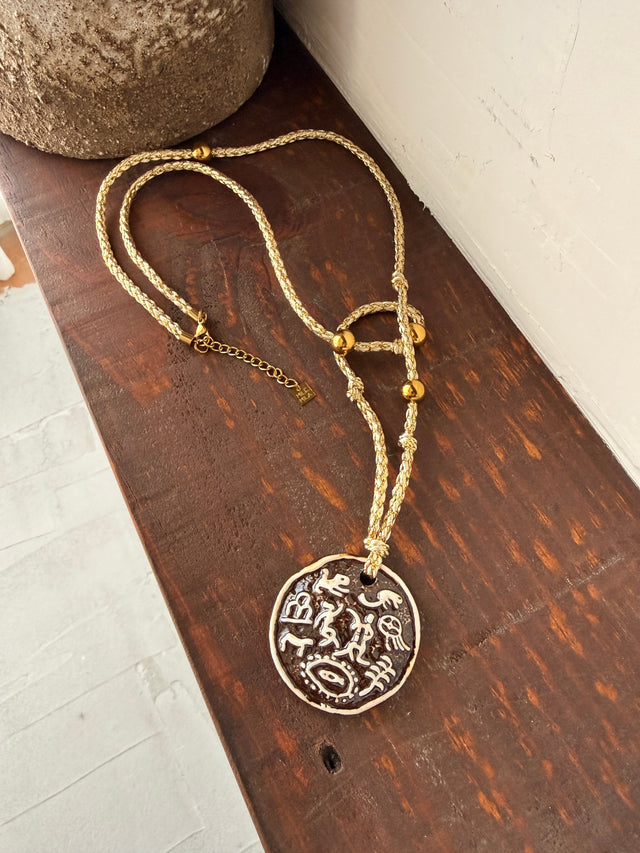 Collier long avec médaillon