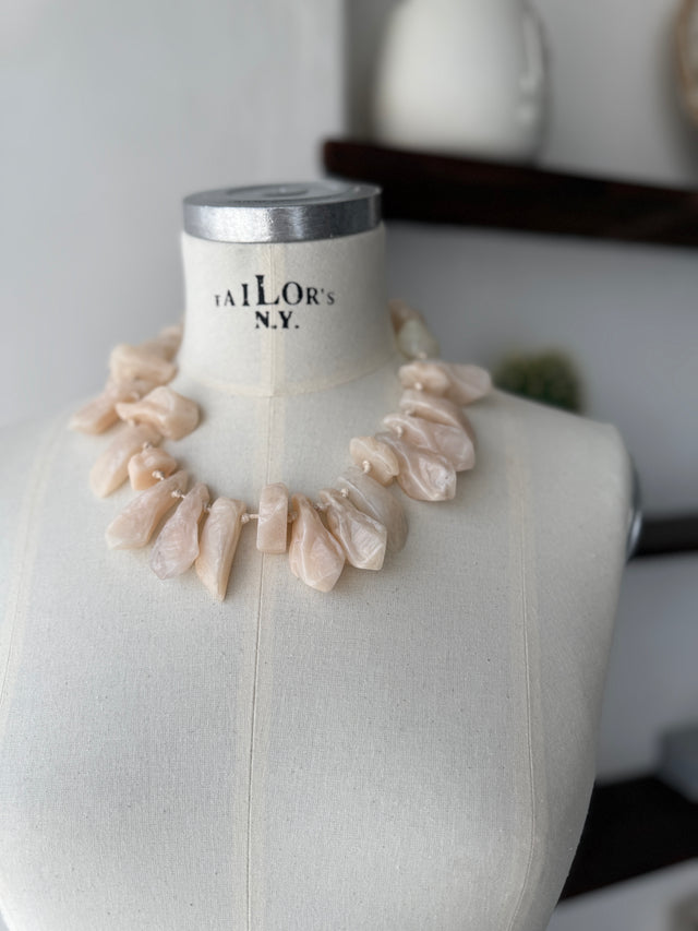 Colar com Pedras em Resina