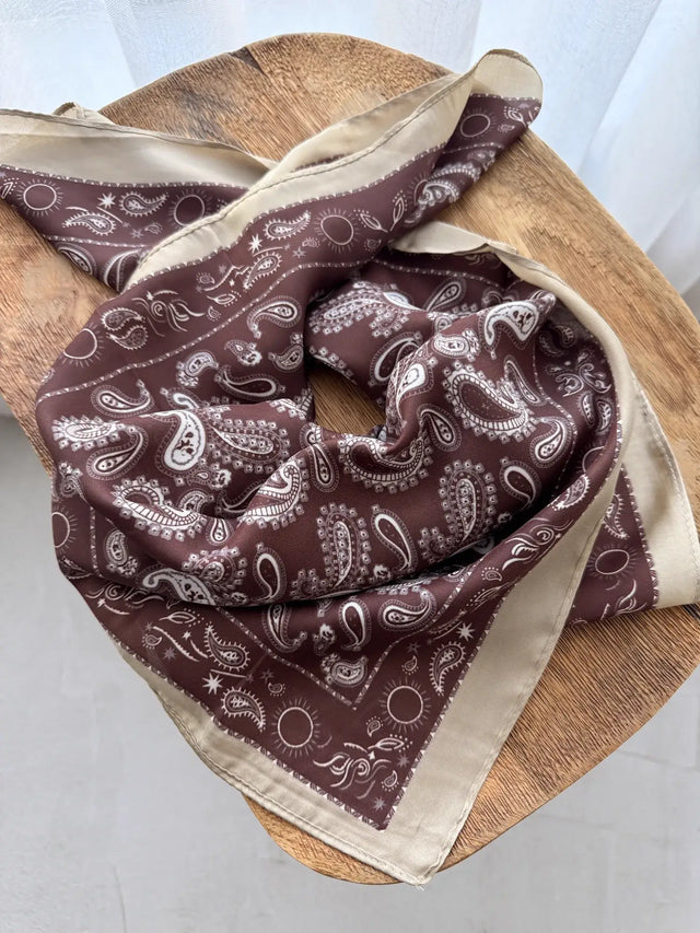 Lenço Quadrado Estampado com padrão paisley em tons castanho e creme.