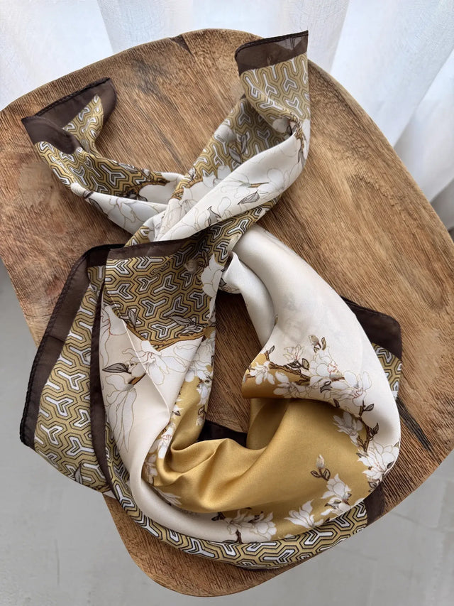 Lenço Quadrado Estampado em tons de oliva com padrão floral e geométrico.