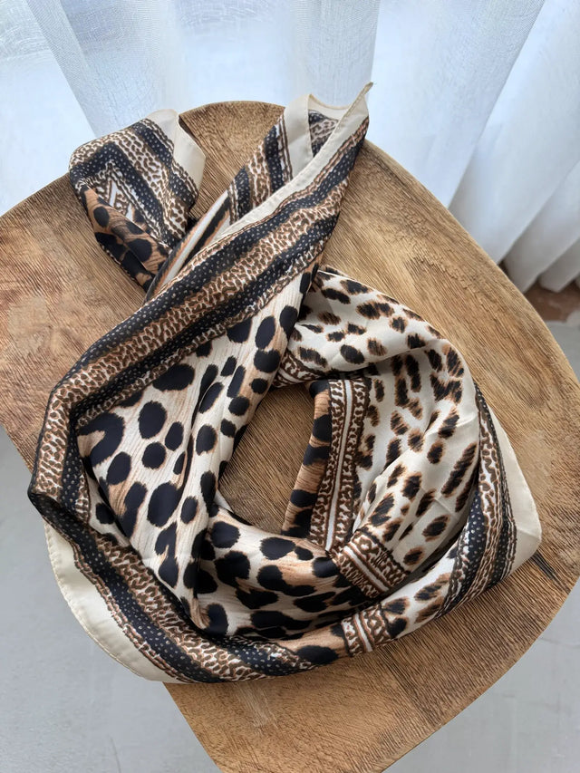 Lenço Quadrado Estampado com padrão animalbege e detalhes em preto
