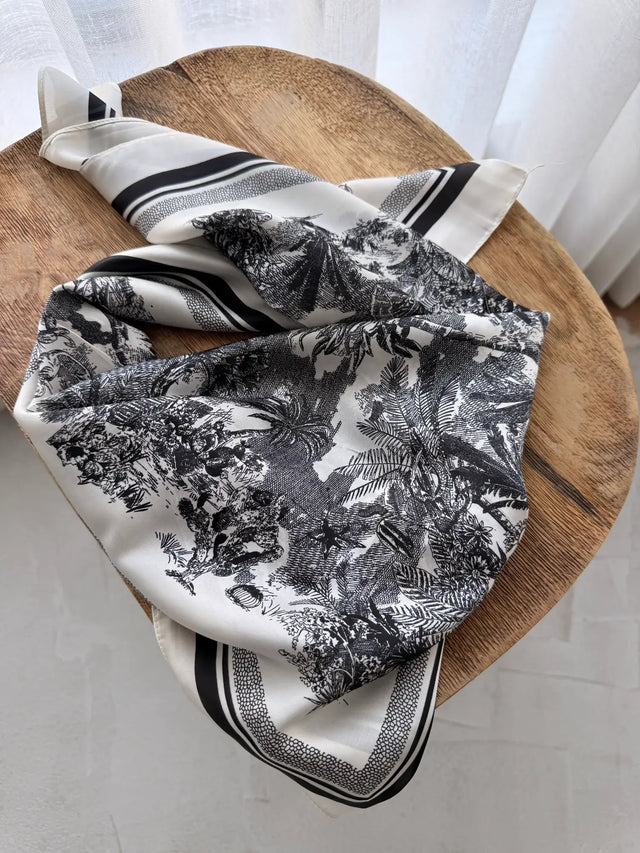 Lenço Quadrado Estampado com padrão floral em preto e branco