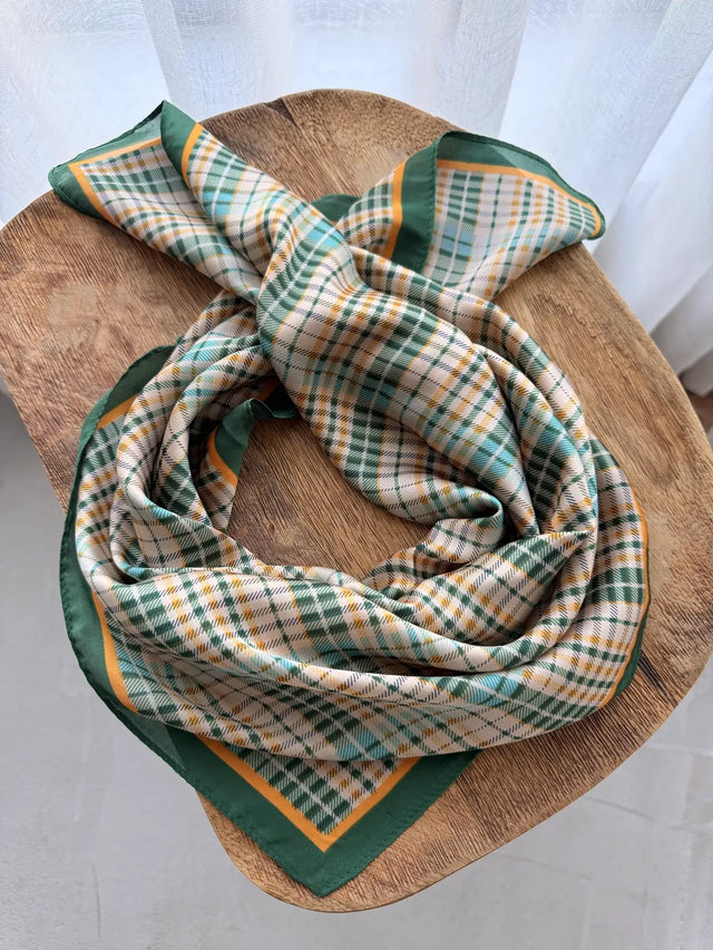 Lenço Quadrado Estampado em padrão tartan verde e tons pastel