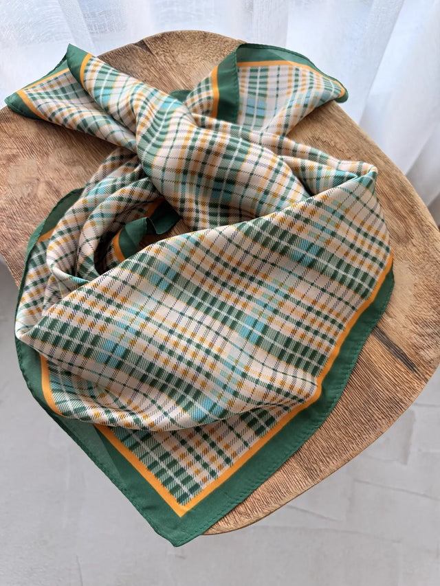 Lenço Quadrado Estampado em padrão de xadrez verde e amarelo