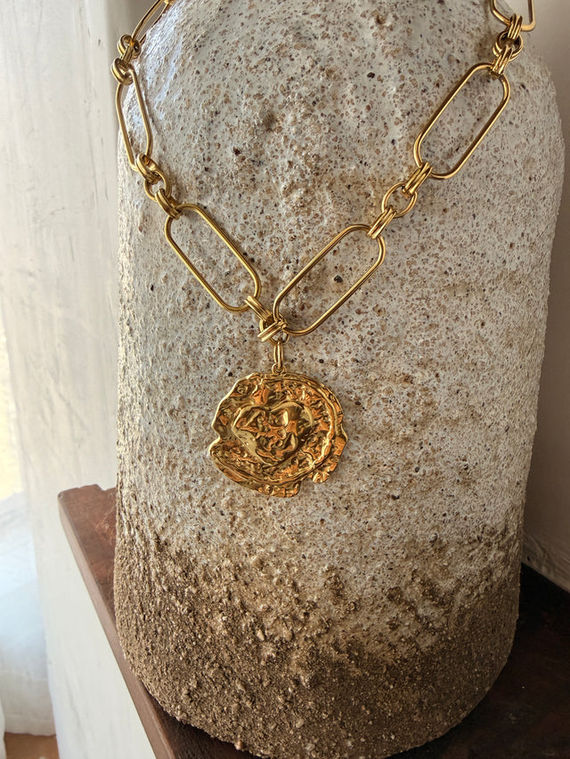 Collier à maillons fins avec médaillon