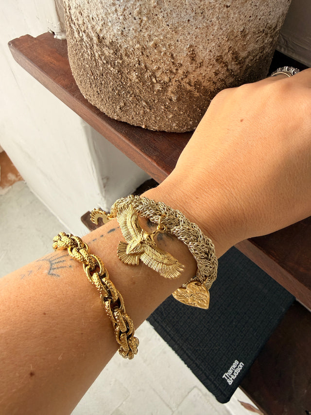 Pulseira Múltipla em Malha Com Pendentes