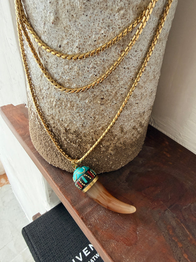 Colar Triplo Com Corno