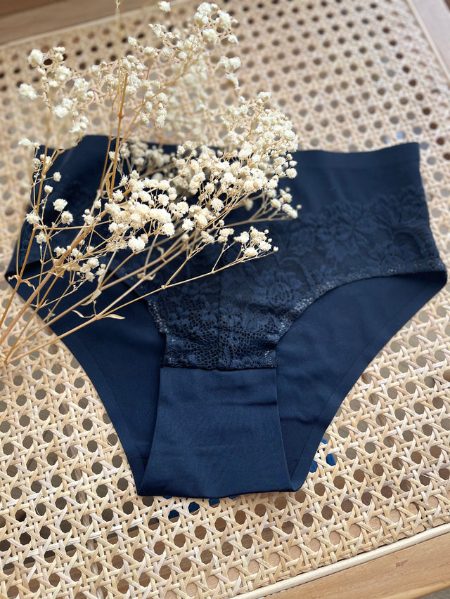 Cueca microfibra feminina com renda à frente, conforto e sofisticação em peça íntima elegante.