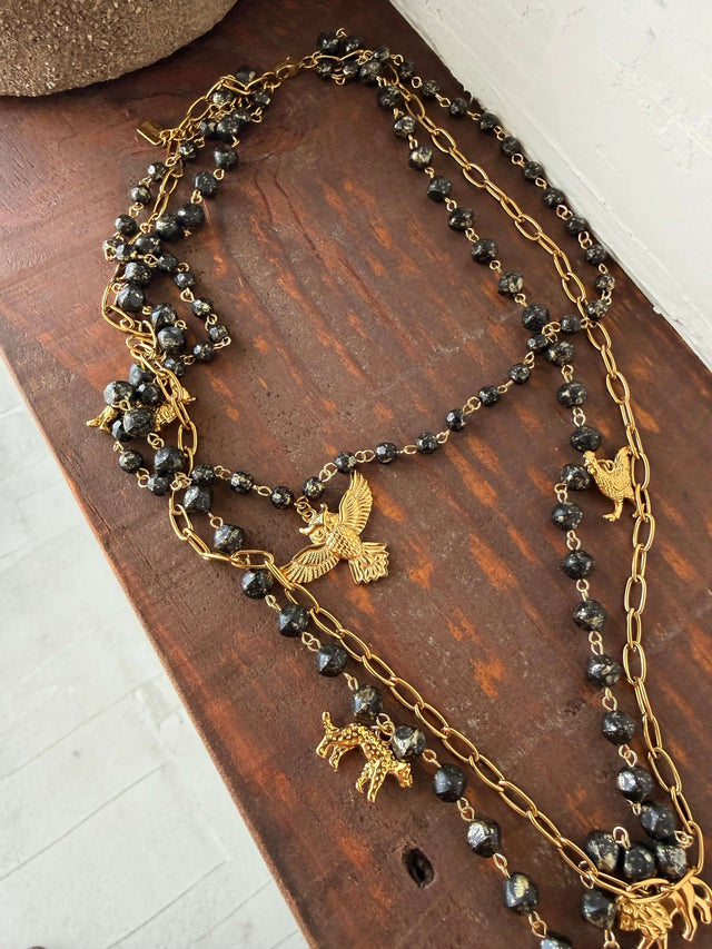 Colar de Contas Com Animais, contas pretas e fio dourado ornamental