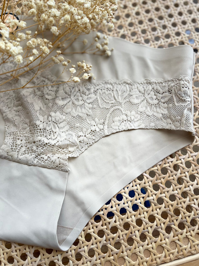 Cueca de microfibra com renda elegante em fundo natural, ideal para conforto e sofisticação diária.