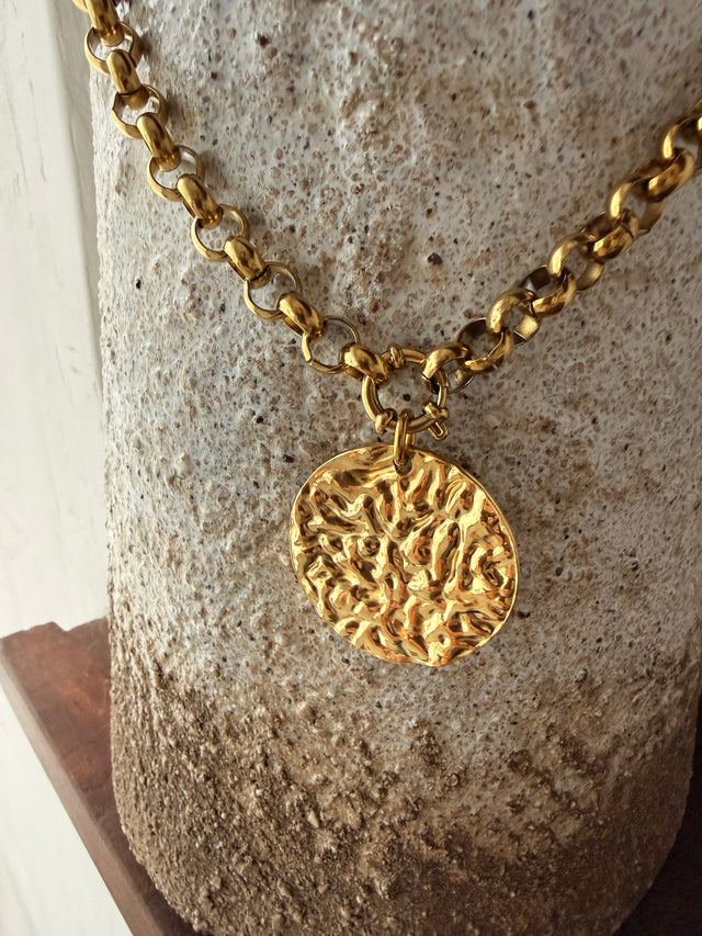 Colar Com Medalhão Martelado