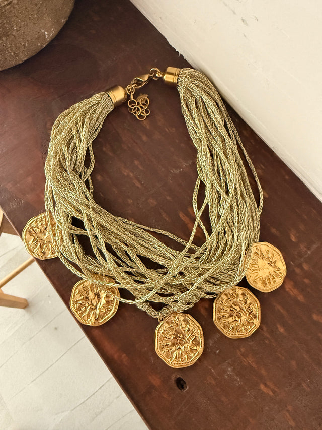 Colar Múltiplo em Malha Com Medalhas