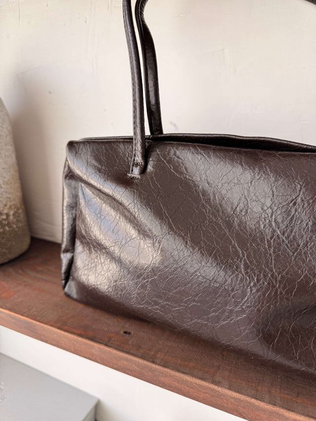Tote Bag Ecopele em cor castanha com textura elegante e alças longas