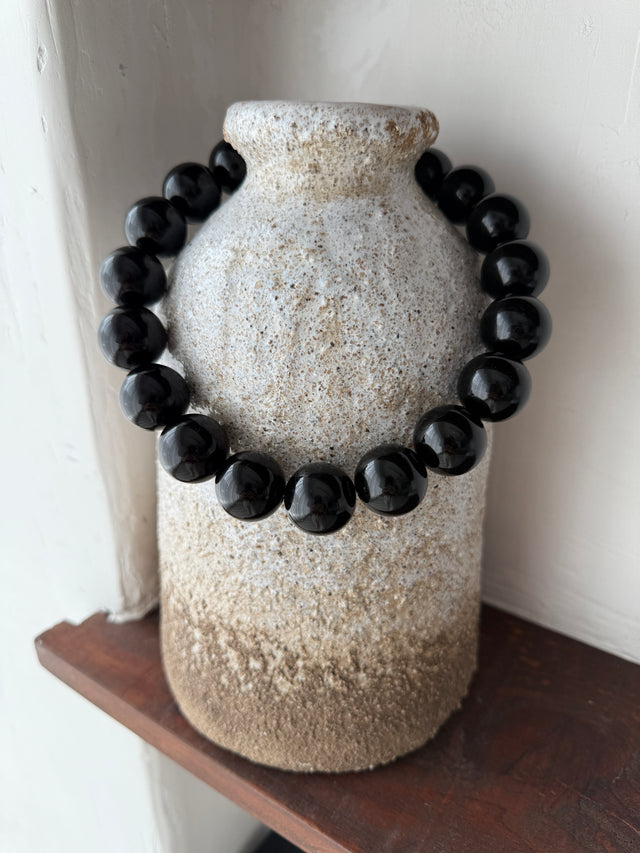 Colar de pérolas grandes em resina, elegante e sofisticado, perfeito para looks contemporâneos.