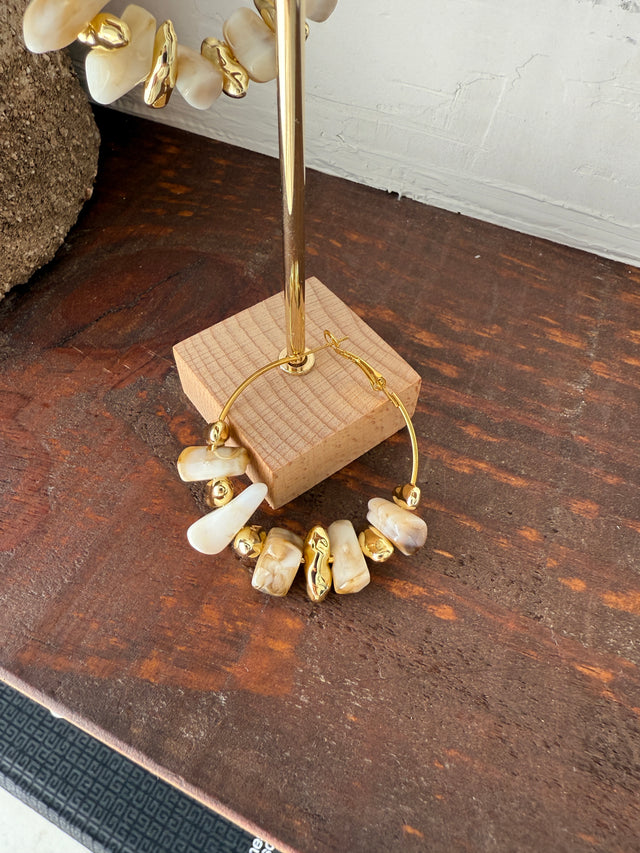 Argolas com pedras coloridas, modernas e elegantes, perfeitas para adicionar estilo e personalidade a qualquer look.