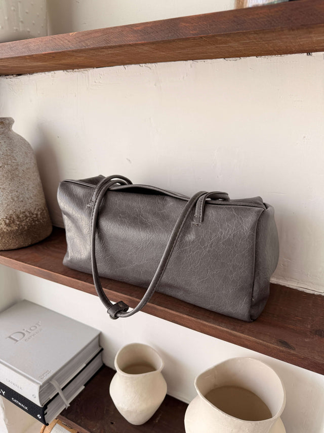 Tote Bag Ecopele em cinza, com design prático e sofisticado.