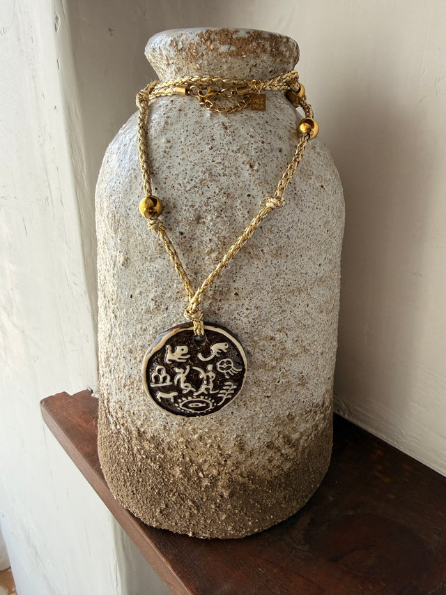 Collier long avec médaillon