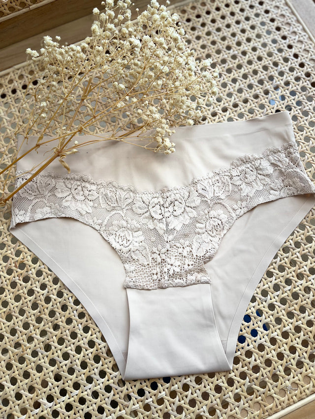 Cueca em microfibra com renda elegante, confortável e feminina, ideal para o dia-a-dia.