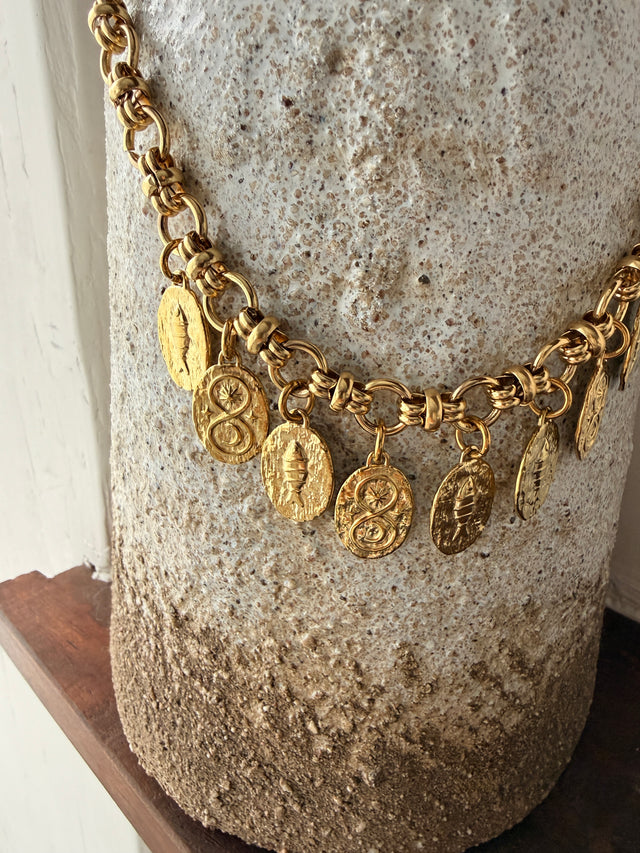 Colar Com Medalhas Douradas