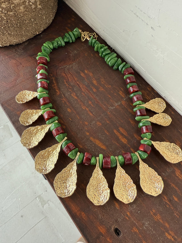 Collier avec pierres et pétales dorés