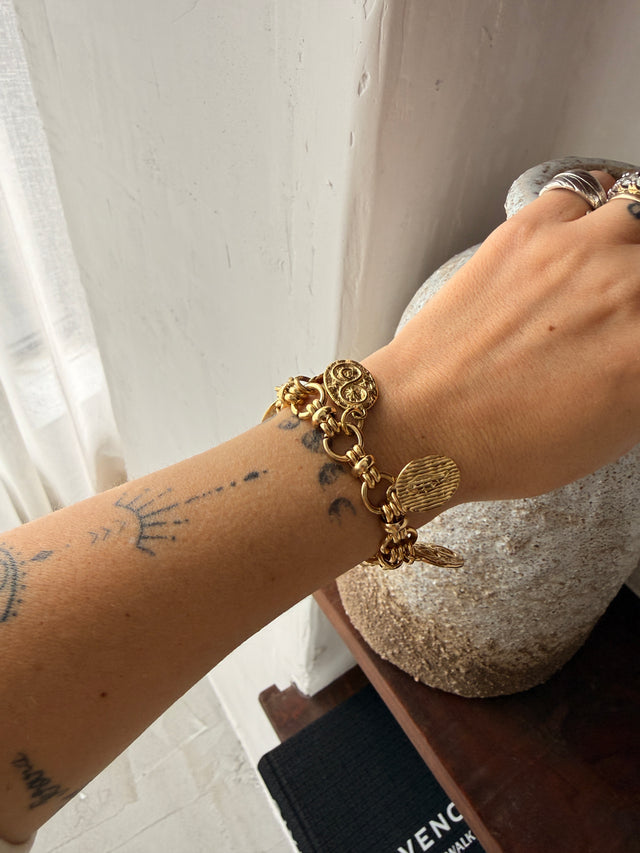 Pulseira Com Medalhas