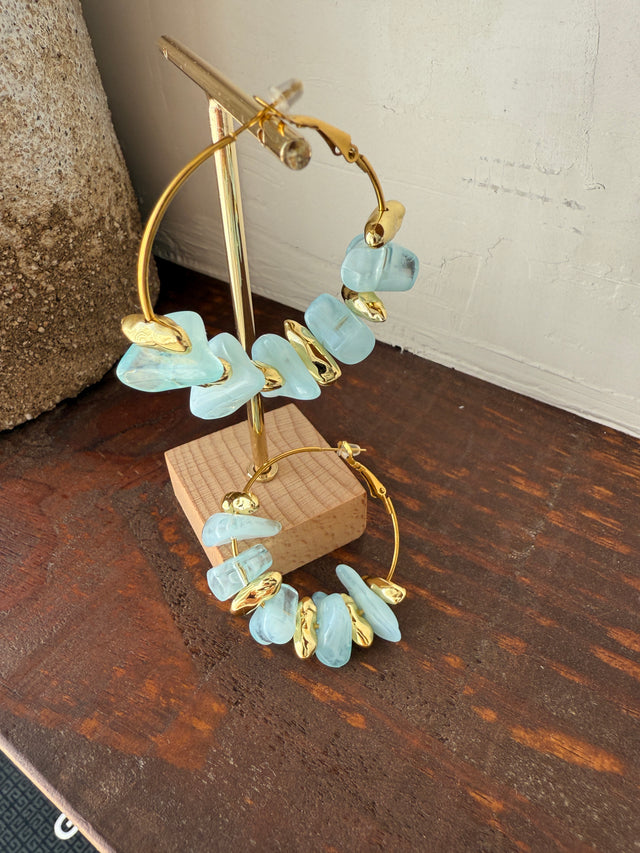 Argolas douradas com pedras azuis, perfeitas para um look vibrante e cheio de estilo.