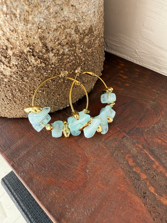 Brincos argolas com pedras coloridas em azul, elegantes e modernos, perfeitos para adicionar personalidade ao look.