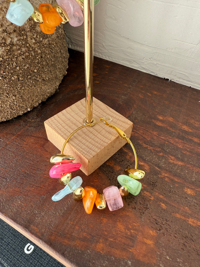 Argolas com pedras coloridas em design moderno, perfeitas para adicionar alegria ao seu visual.