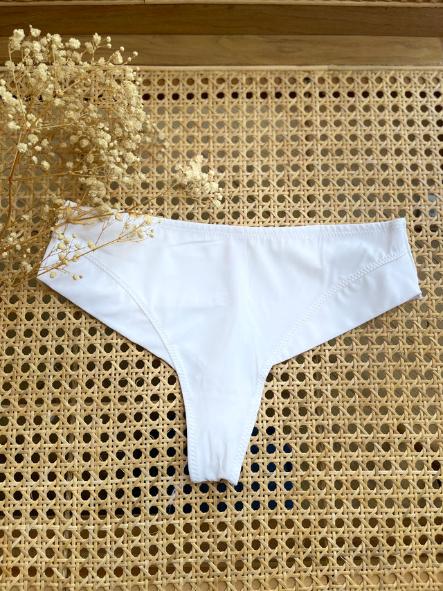 Cueca Asa Delta Branca em Microfibra, conforto e elegância para o dia a dia, ideal para realçar as curvas.