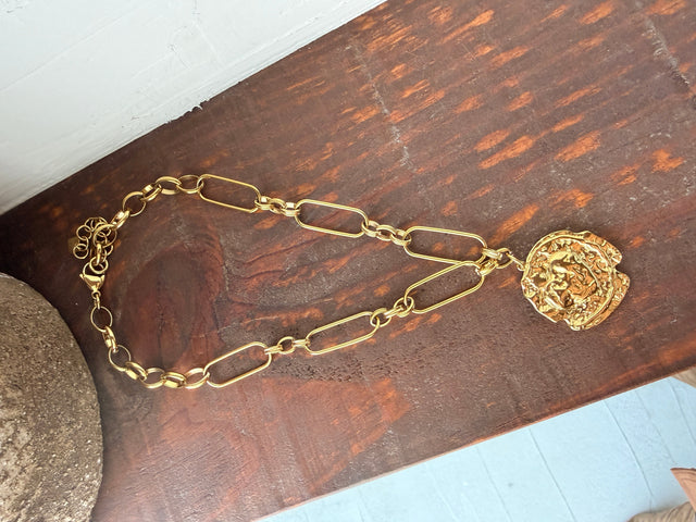 Collier à maillons fins avec médaillon