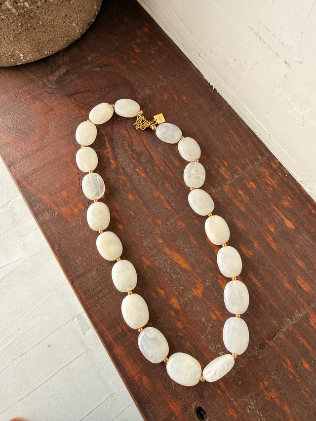 Coller des pierres sur de la résine