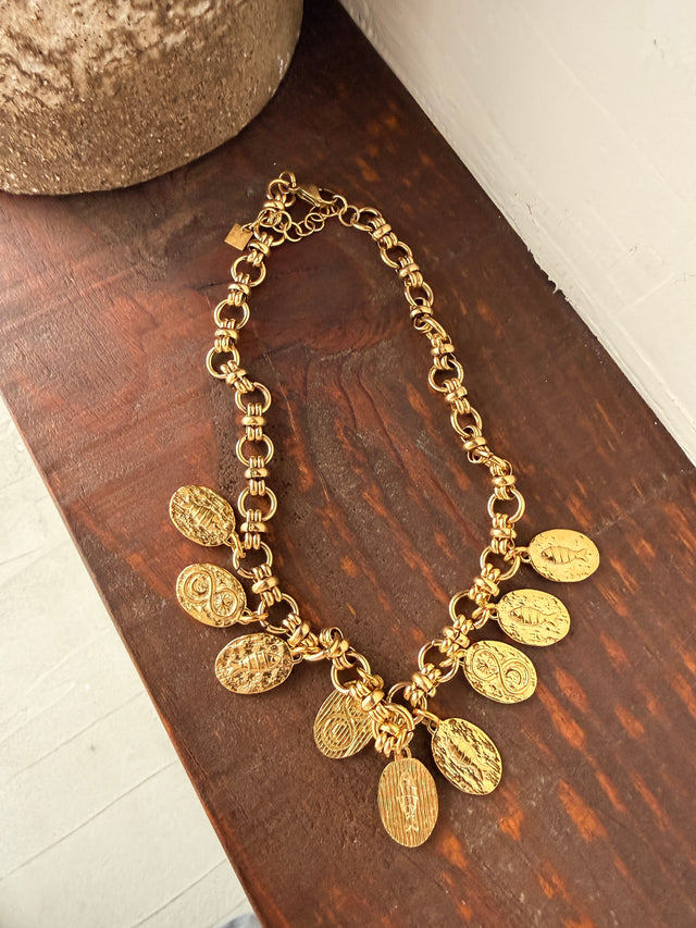 Colar Com Medalhas Douradas