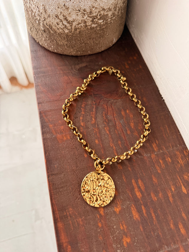 Colar Com Medalhão Martelado