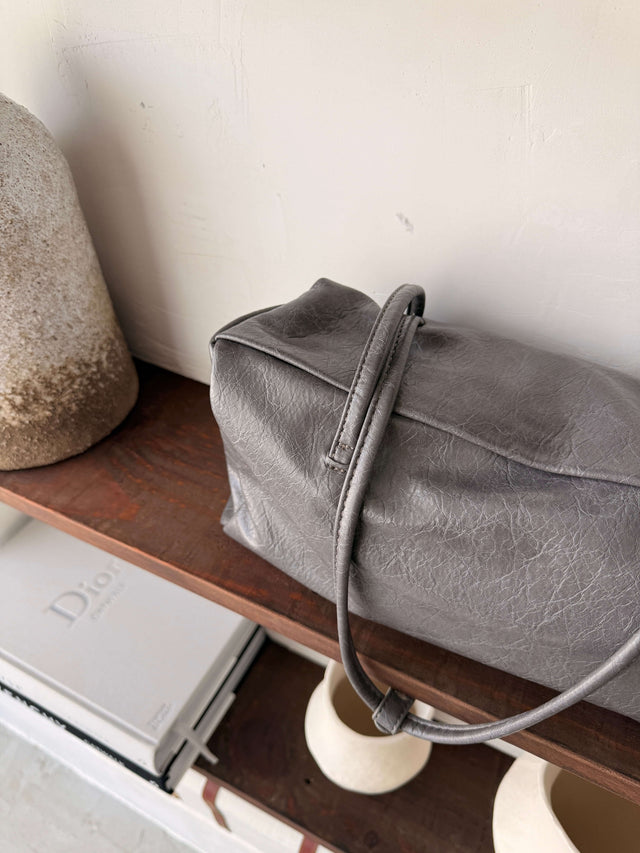 Tote Bag Ecopele cinza com design funcional e elegante.