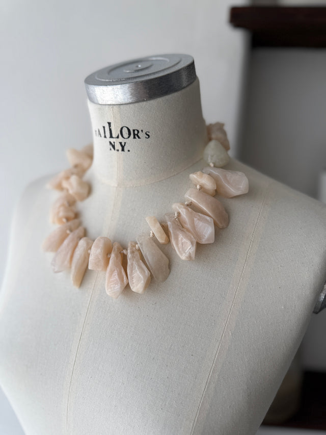 Colar com Pedras em Resina
