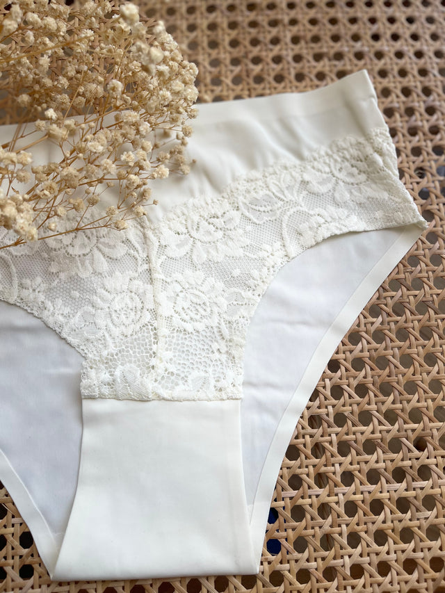 Cueca em microfibra com renda, confortável e sofisticada, ideal para um toque de elegância no dia a dia.