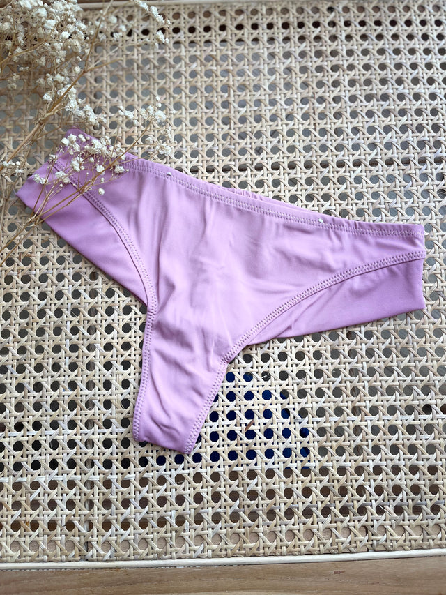Cueca Asa Delta em microfibra lilás, ideal para conforto e sensualidade no dia a dia.