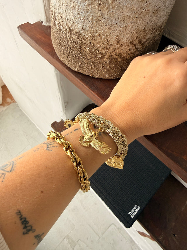 Pulseira Múltipla em Malha Com Pendentes