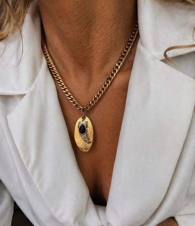 Colar Cordão Grosso com Medalha e Corno Com Cristais e Banhados a Ouro