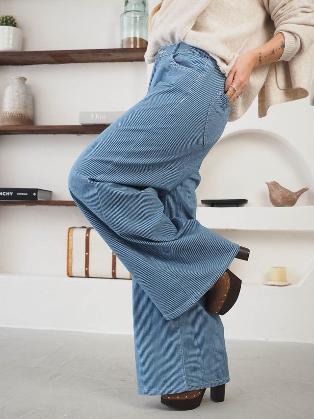 Jean à jambes larges à rayures.