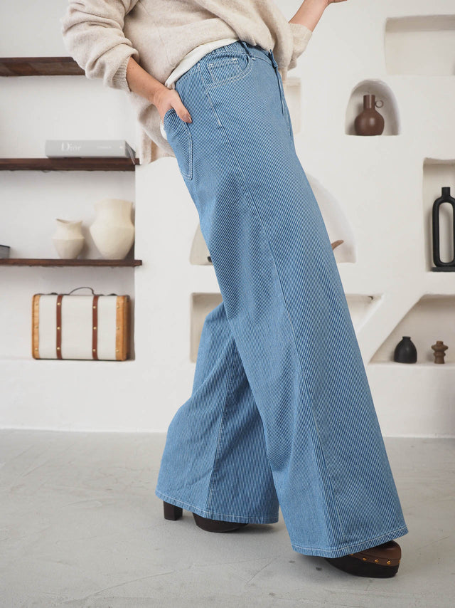 Jean à jambes larges à rayures.