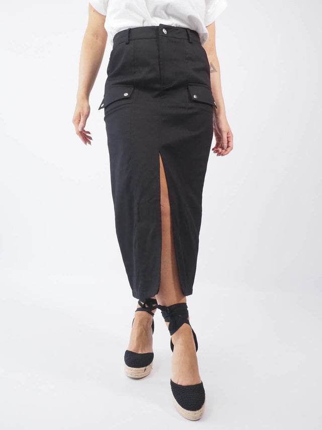 Descubra a elegante saia preta midi com bolsos perfeita para diversas ocasiões. Veja como essa peça pode ser usada para compor diversos looks!