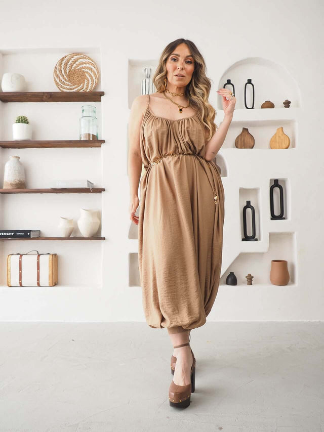 Mulher usando macacão largo de alças, leve e elegante, perfeito para o verão 2026.