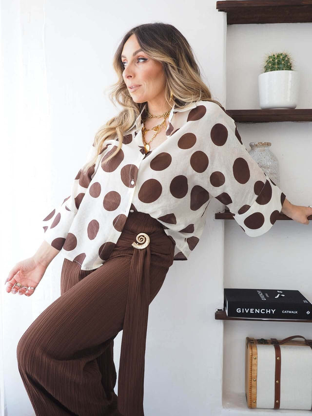 Camisa Bolas com padrão polka dots em tons neutros, perfeita para um look contemporâneo e elegante.