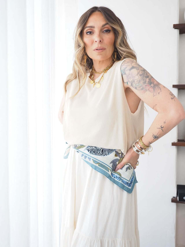 Camisola Malha Manga Cava em look minimalista com blusa leve e cinto de lenço colorido.