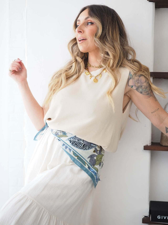 Modelo usando camisola malha manga cava leve e minimalista, perfeita para o verão.